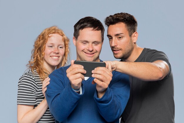 Amigos mirando juntos sus fotos en el teléfono