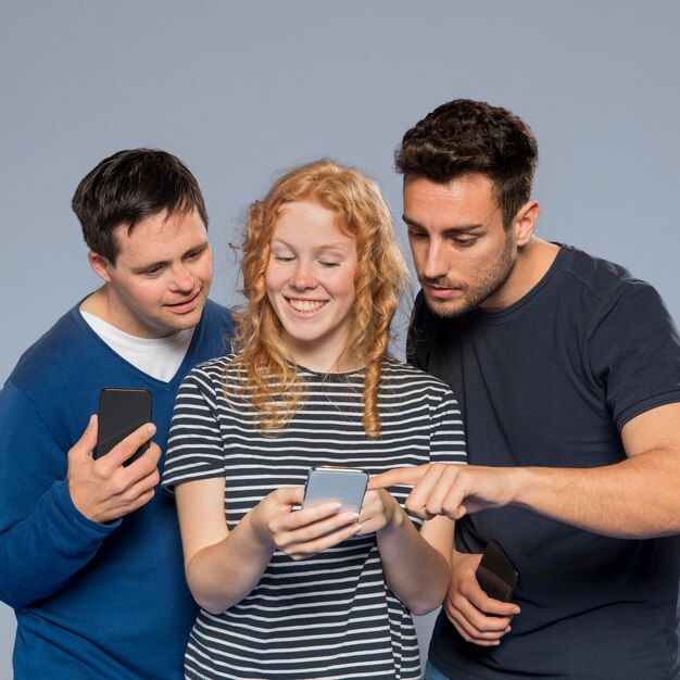 Amigos mirando juntos por teléfono