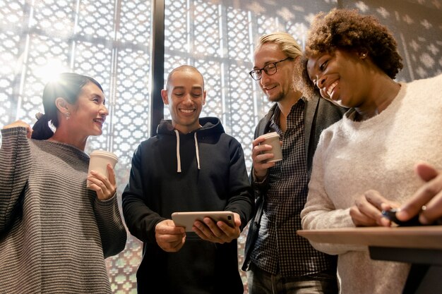 Amigos mirando un teléfono inteligente