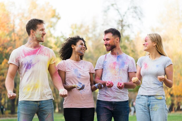 Amigos mirándose en el festival holi