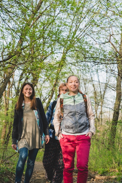 Foto gratuita amigos mochileros andando en el bosque