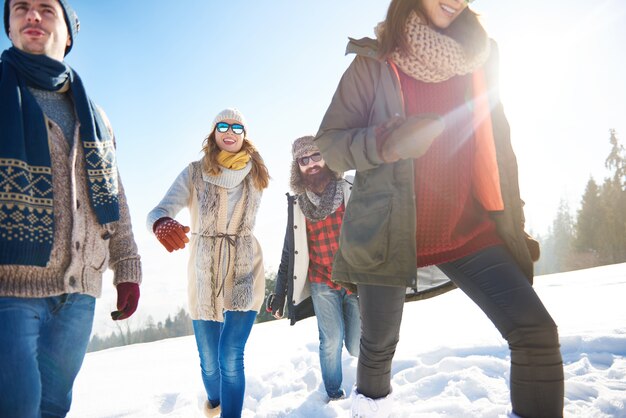 Amigos de moda durante el invierno