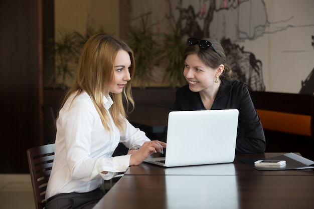 Amigos de las mujeres de la oficina