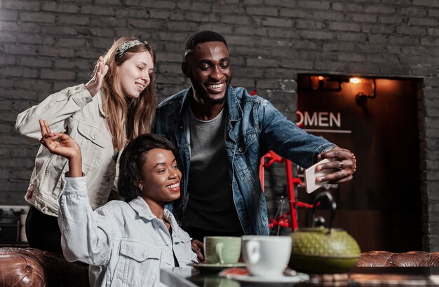 Amigos multiculturales tomando una selfie