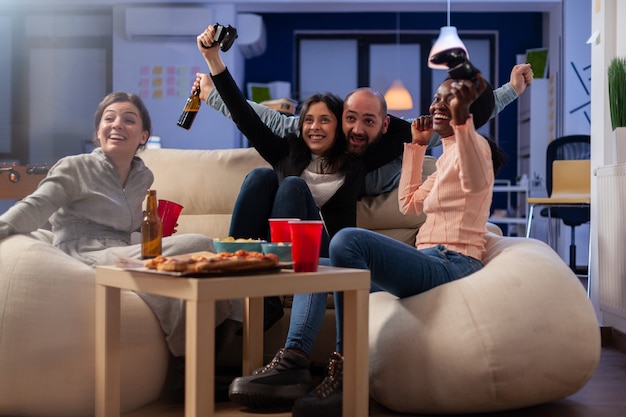 Amigos multiétnicos celebran juntos después del trabajo en la oficina