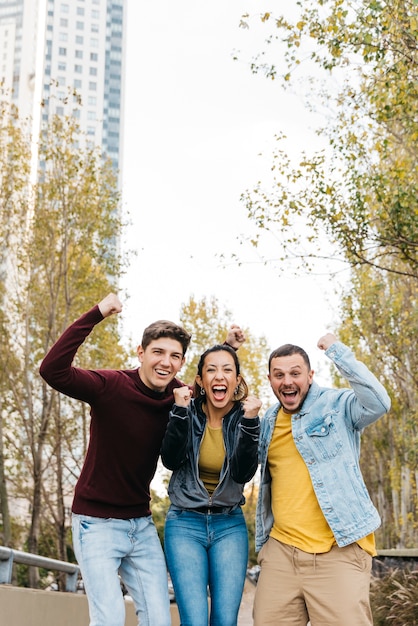 Foto gratuita amigos multirraciales gritando alegremente