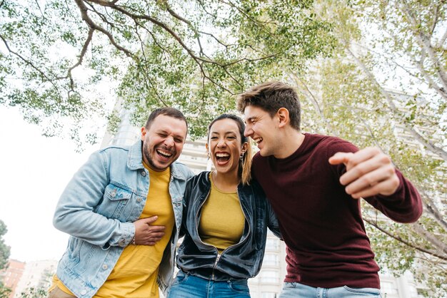 Amigos multirraciales en ropa casual riendo.