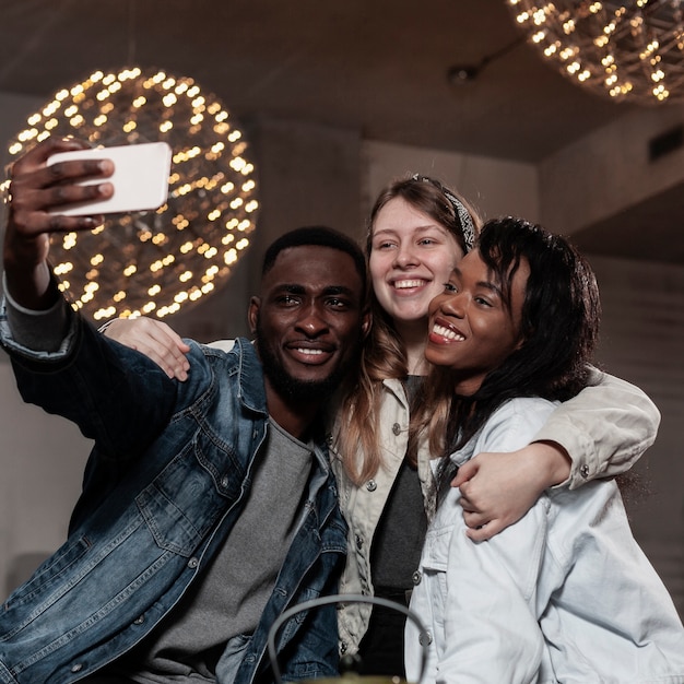 Foto gratuita amigos multirraciales tomando una selfie