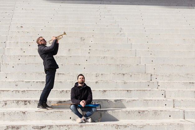 Amigos músicos en un estadio