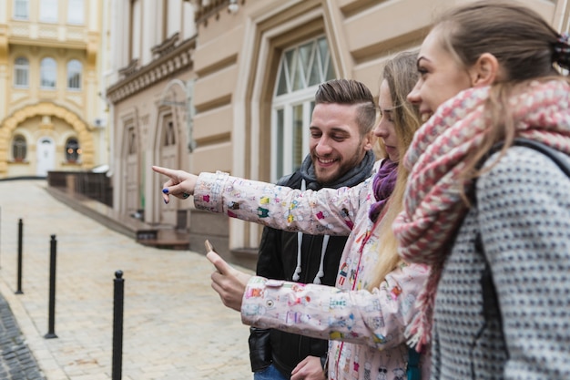 Amigos navegando con teléfono inteligente