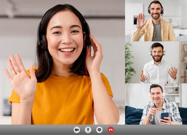 Amigos o familiares haciendo una videollamada para ponerse al día