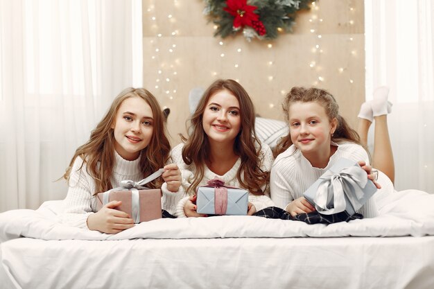 Los amigos pasaban tiempo en casa. Dos chicas con regalo de Navidad. Hermanas juntas.