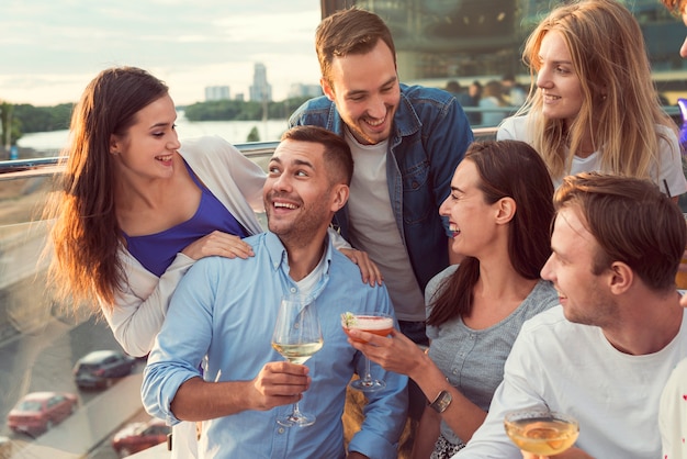 Amigos pasando un buen rato en una fiesta