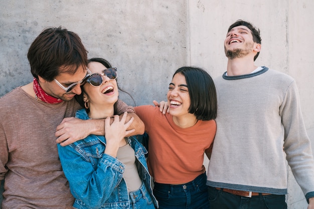 Foto gratuita amigos pasando buen tiempo juntos.