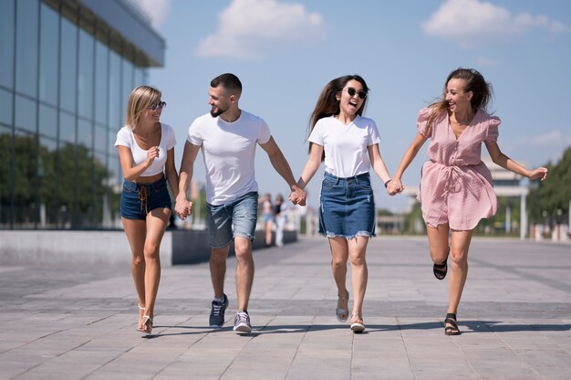 Amigos pasando el rato en la ciudad después del coronavirus