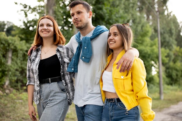 Amigos pasando el rato juntos plano medio