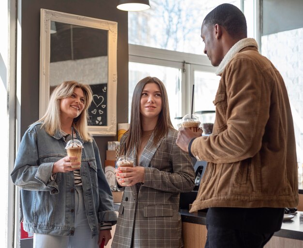 Amigos pasando el rato mientras disfrutan de una taza de café