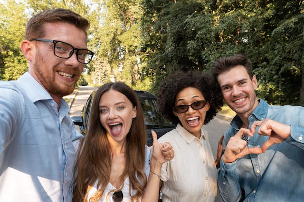 Amigos pasando tiempo juntos al aire libre y tomando selfie