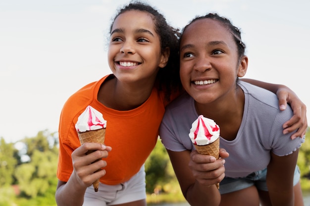 Foto gratuita amigos pasando tiempo juntos en el verano.