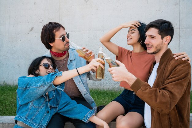 Amigos pasar un buen rato juntos mientras beben cerveza.