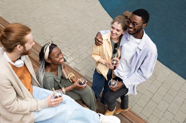 Amigos pasar tiempo al aire libre plano medio