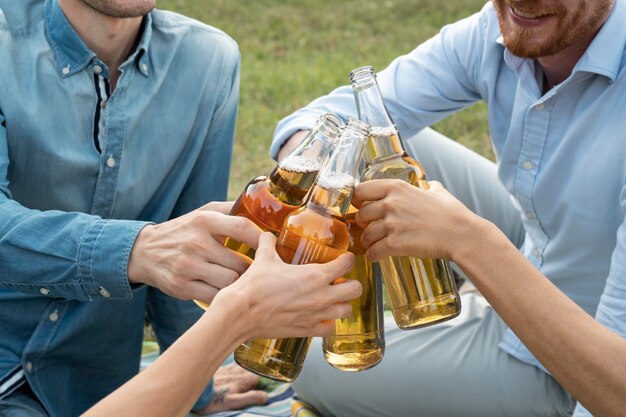 Amigos pasar tiempo juntos al aire libre y tomar cerveza