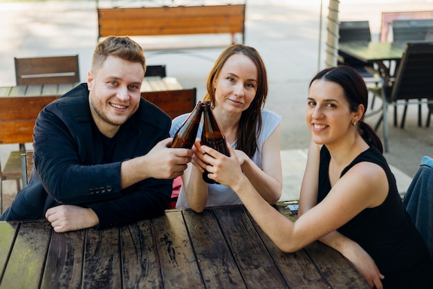 Foto gratuita amigos pasar tiempo juntos bebiendo alcohol