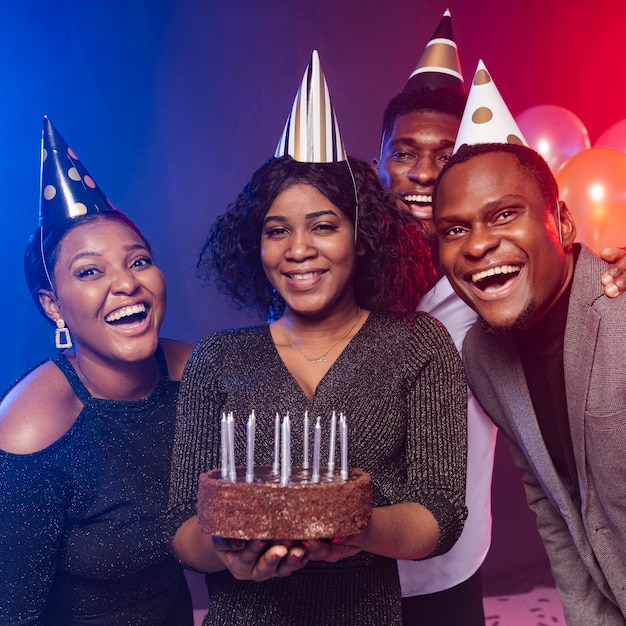 Amigos y pastel de feliz cumpleaños