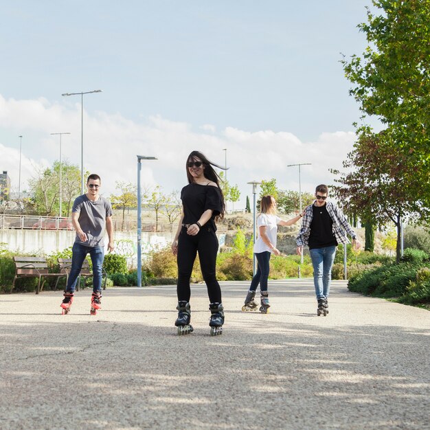 Amigos patinar en el parque