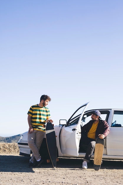 Amigos con patinetas y carro