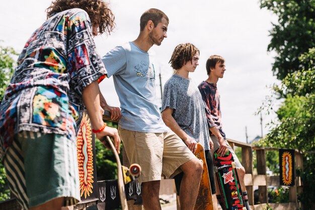 Amigos con patinetas en rampa