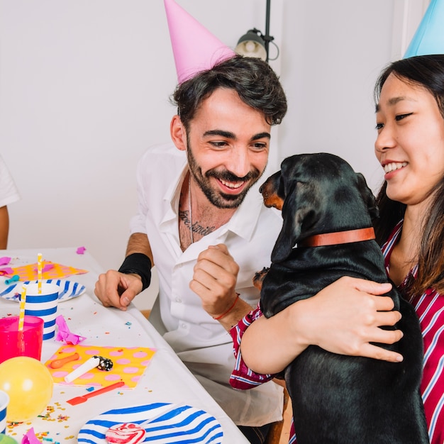 Amigos con perro celebrando una fiesta de cumpleaños
