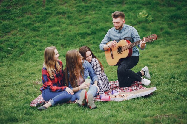 Amigos en un picnic