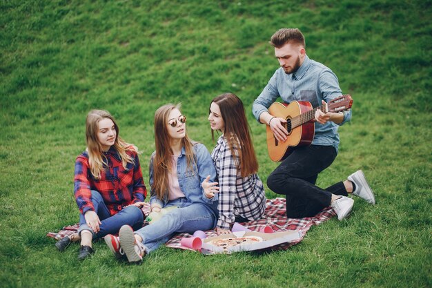 Amigos en un picnic