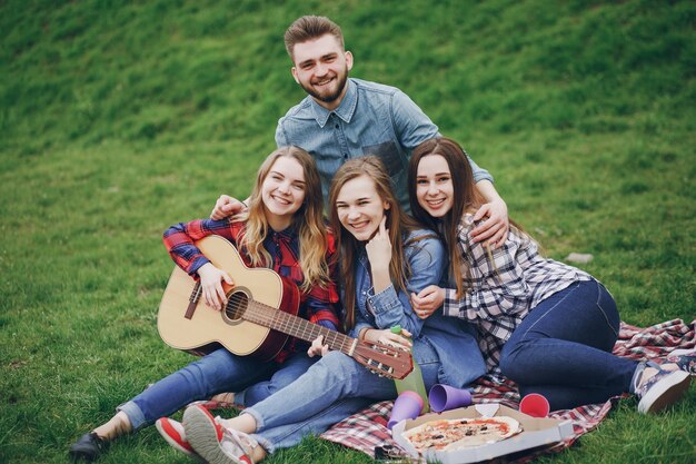 Amigos en un picnic