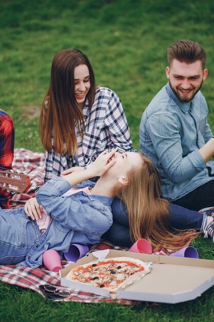 Amigos en un picnic