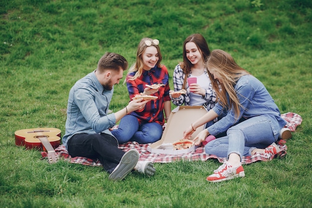 Amigos en un picnic