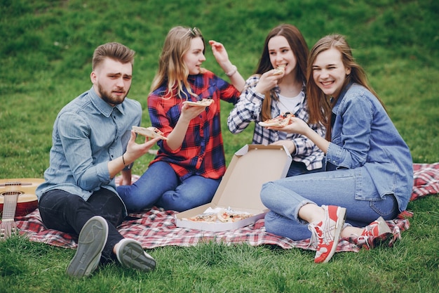 Amigos en un picnic