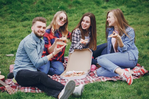 Amigos en un picnic