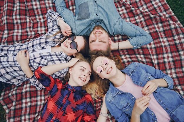 Foto gratuita amigos en un picnic