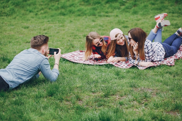 Amigos en un picnic