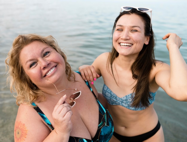 Foto gratuita amigos de pie en la vista alta del agua