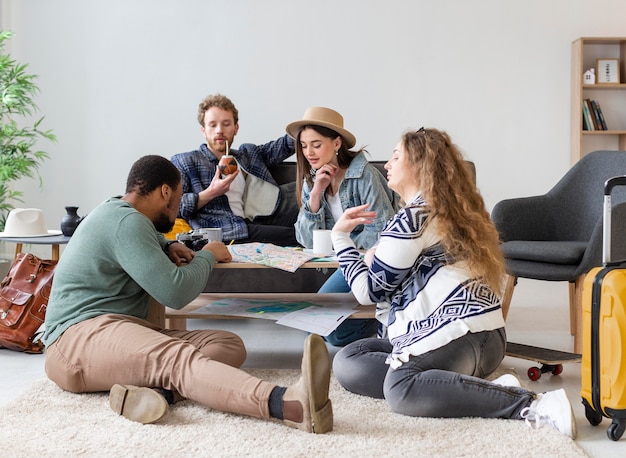 Amigos de plano completo planeando un viaje