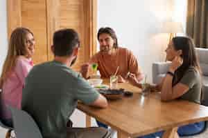 Foto gratuita amigos de plano medio comiendo bocadillos de algas