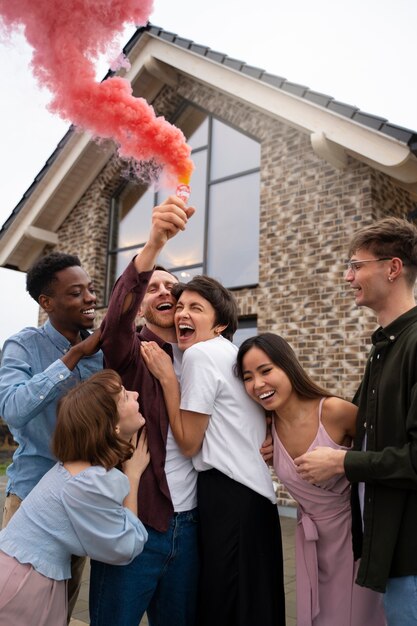 Amigos de plano medio en la fiesta de revelación de género