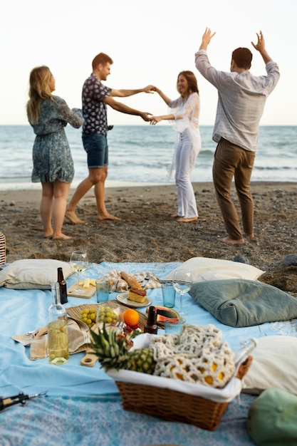 Amigos en la playa bailando juntos durante la fiesta