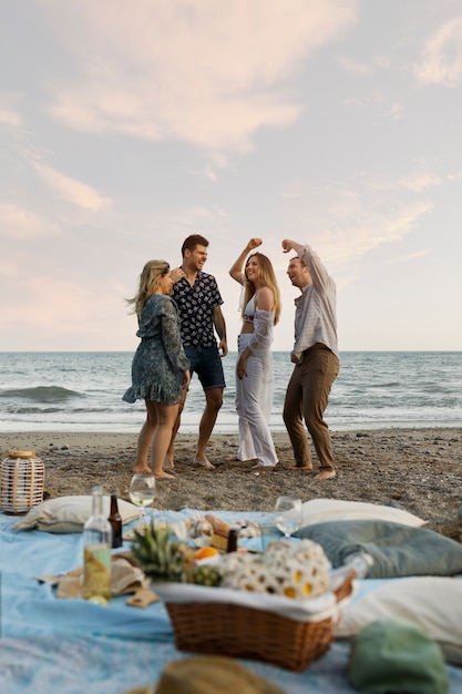 Amigos en la playa bailando juntos durante la fiesta