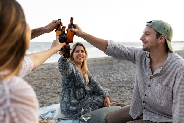 Amigos en la playa con botellas de cerveza