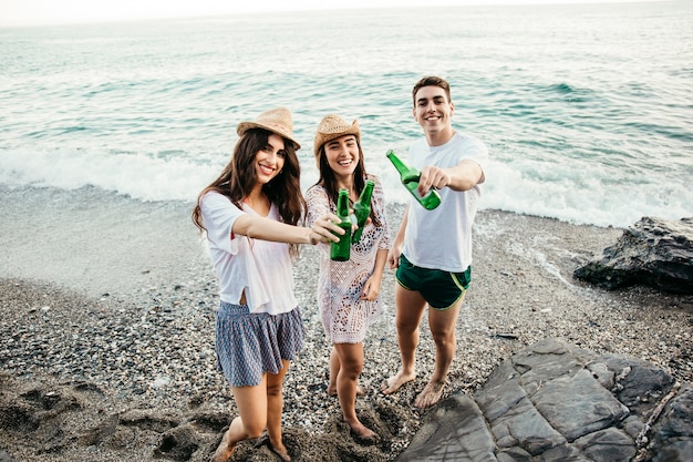 Amigos en la playa con cerveza