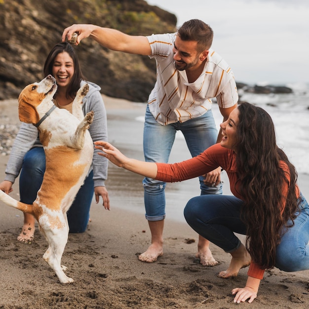 Amigos en la playa con perro